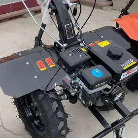 yer sürýän traktor