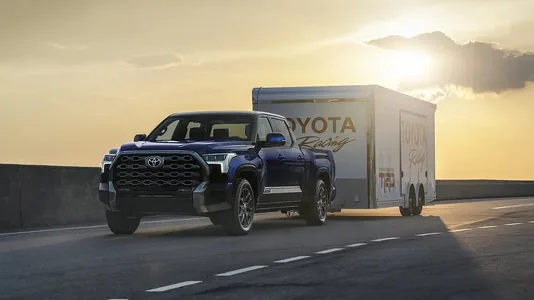 Toyota hereketlendirijilerdäki meseleler sebäpli V6-ly ulaglaryny ýene-de yzyna çagyrýar
