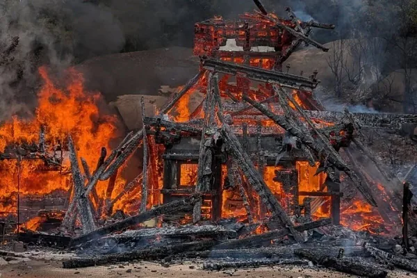 В Японии сгорело Святилище вечного пламени. Огонь в нем горел 1200 лет