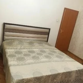кровать и 2 тумбочки