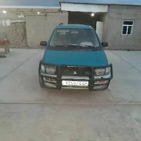 Mitsubishi Chariot 2011