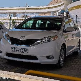 Toyota Sienna 2011
