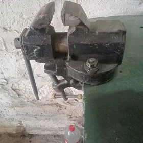 Тиски кичи