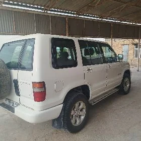 Isuzu Trooper 2000