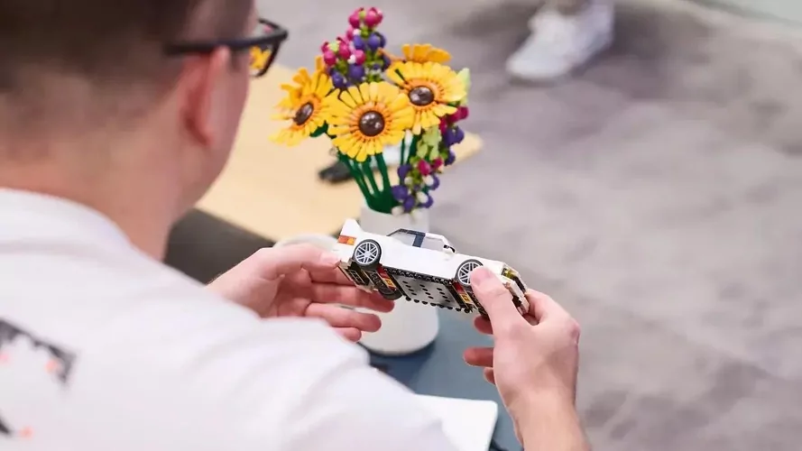 Lego ilkinji BMW M3 E30-y konstruktor görnüşinde çykarar - img 4