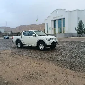 Mitsubishi L200 2011