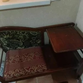 telefonnyý stolik