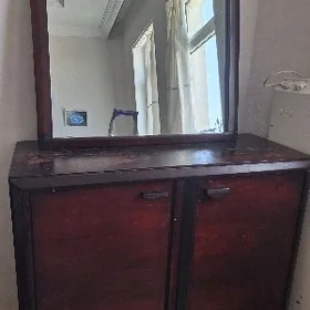 комод с зеркалом