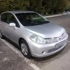 Nissan Tiida 2005