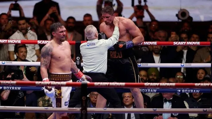 Усик нокаутировал кикбоксера Верховена в чемпионском бою