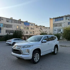 Mitsubishi Pajero 2020