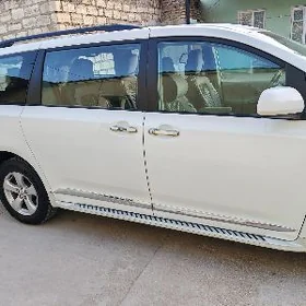 Toyota Sienna 2011