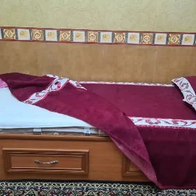 Кровать