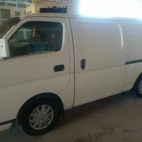 Nissan Urvan 2004
