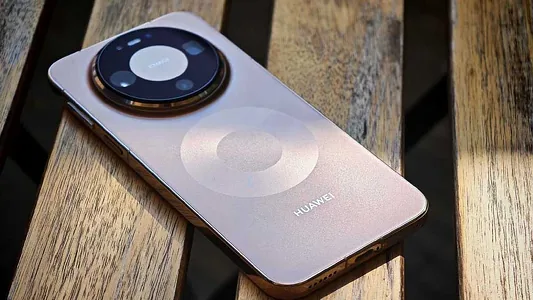 Hytaýda Huawei Mate 80-i ýere degirmän alýarlar: satuwlar 6 milliondan geçdi