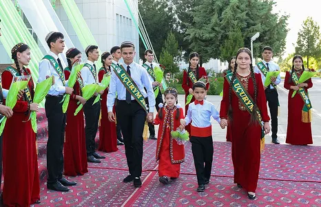 Türkmenistanda 110 müňe golaý uçurym üçin soňky jaň kakyldy