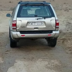 Nissan Pathfinder 2000
