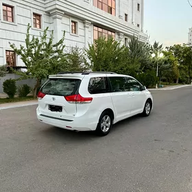 Toyota Sienna 2011