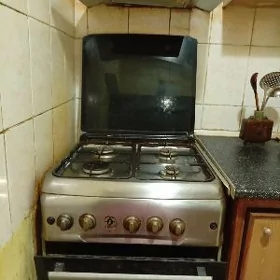 Газовая плита и вытяжка