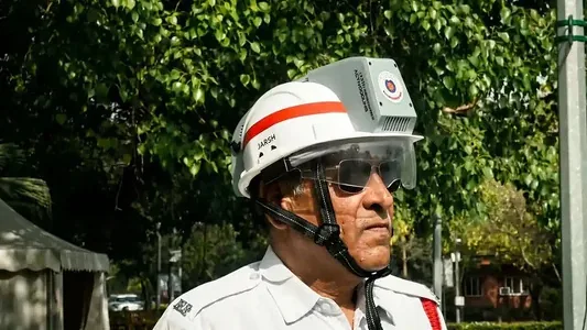 Hindi poliseýleri yssy howa sebäpli içi kondisionerli başgap geýýärler
