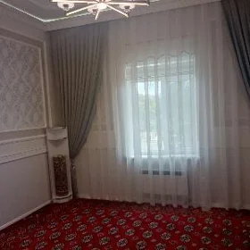 2 мкр высоко потолочка.