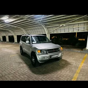 Mitsubishi Montero 2001