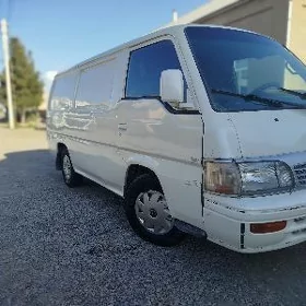 Nissan Urvan 2000
