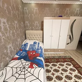 кровать и шкаф