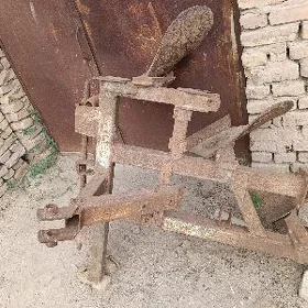 TRAKTOR PLUGY.
