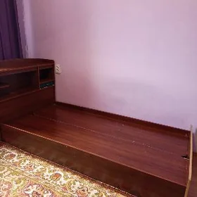 кровать деревянная