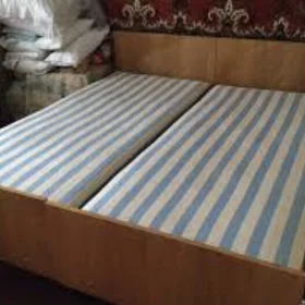 кровать