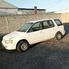 Mitsubishi Chariot 1996
