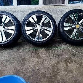 245/45R19
