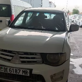 Mitsubishi L200 2012