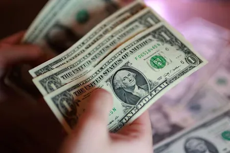 UBS: Богатейшие семьи мира сокращают вложения в доллар