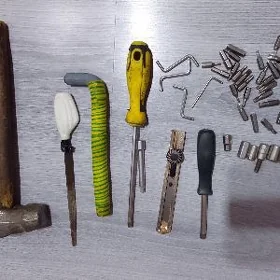Отвертки молоток ключи разные