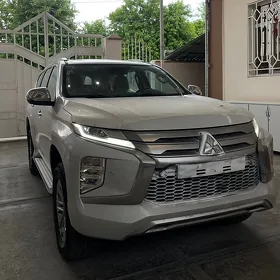 Mitsubishi Pajero 2020