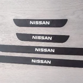Nissan nakladki na porogi