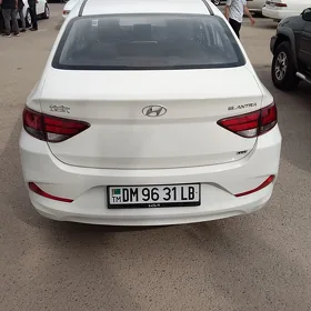 Hyundai Elantra 2022