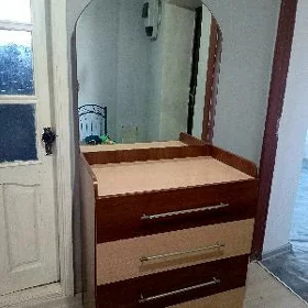 комод с зеркалом