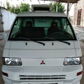 Mitsubishi L300 2008
