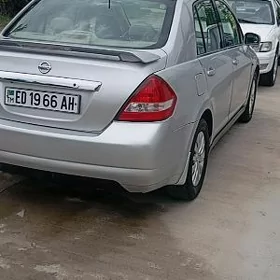 Nissan Tiida 2005