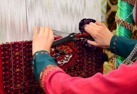15 sany çeper elli zenana «Türkmenistanyň at gazanan halyçysy» diýen hormatly at dakyldy