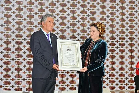«Türkmenhaly» halyçylyk senediniň ösüşindäki goşandy üçin TÜRKSOÝ-yň diplomyny aldy