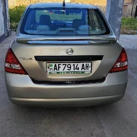 Nissan Tiida 2005