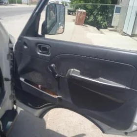 Nissan Urvan 2010
