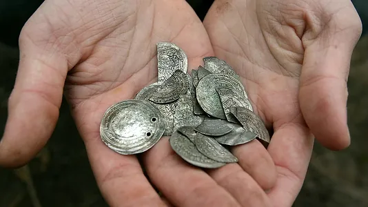 Norwegiýada XI asyra degişli kümüş teňňelerden ybarat uly göwrümli hazyna tapyldy