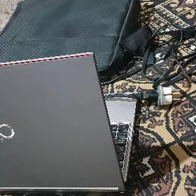 Fujitsu Kompyuter Noutbuk