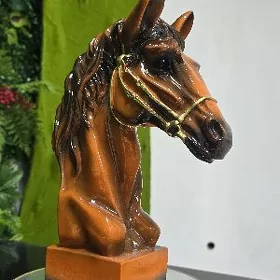Atyň kellesi (gipsden ýasalan)
