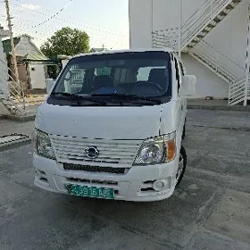 Nissan Urvan 2009